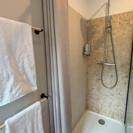 Bois Flotte Netflix Parking *